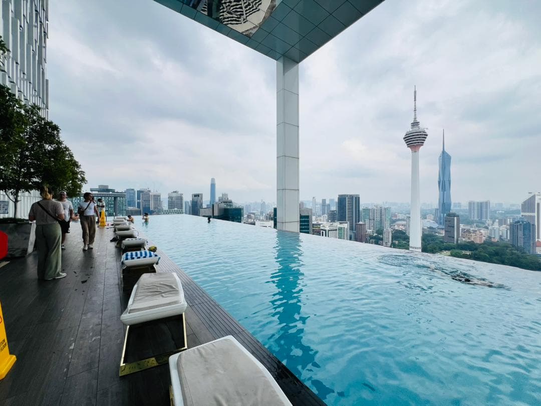 THE PLATINUM SUITES